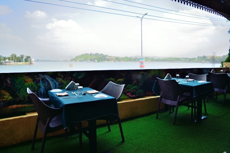 Lake-view dining tables overlooking Udaipur waters on Rani Road